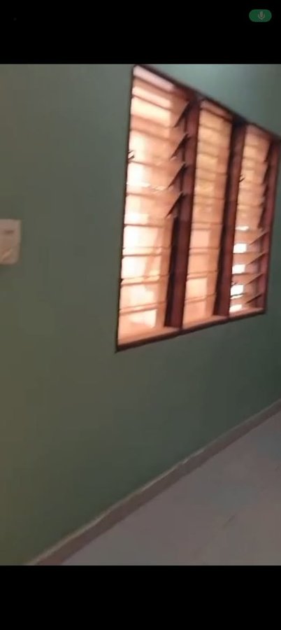 Appartement 2 pièces avec sanitaires modernes et couloir spacieux