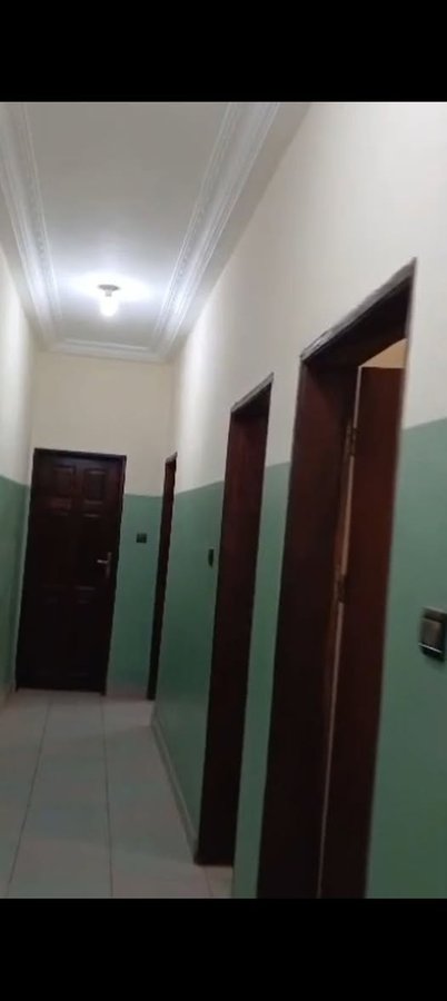 Appartement 2 pièces avec sanitaires modernes et couloir spacieux