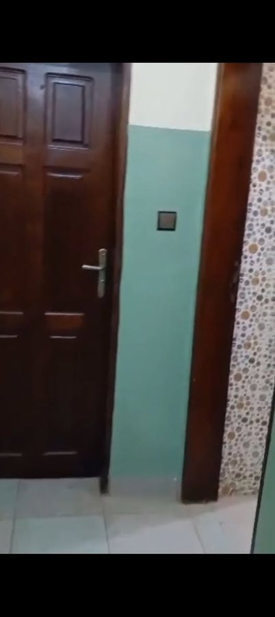 Appartement 2 pièces avec sanitaires modernes et couloir spacieux