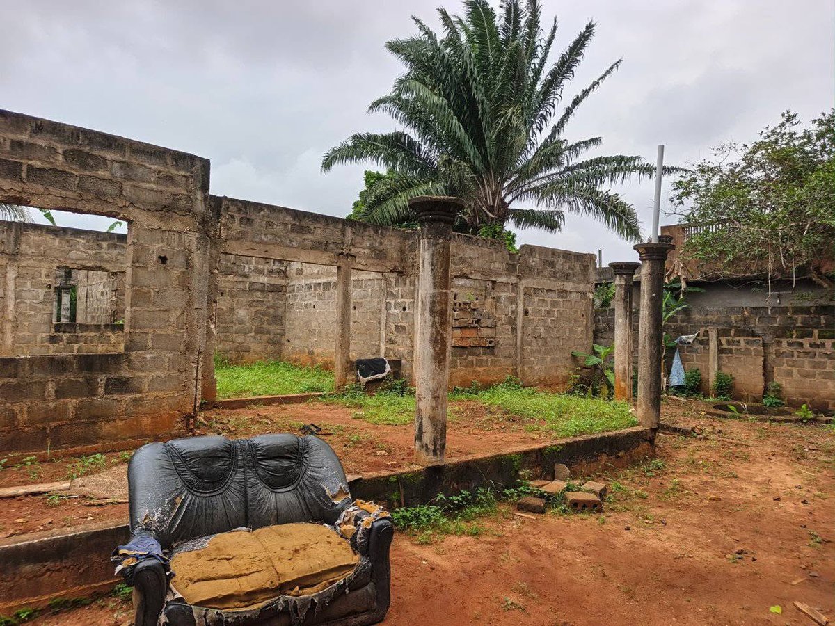 Maison inachevée de 4 pièces avec permis d'habiter et vaste terrain