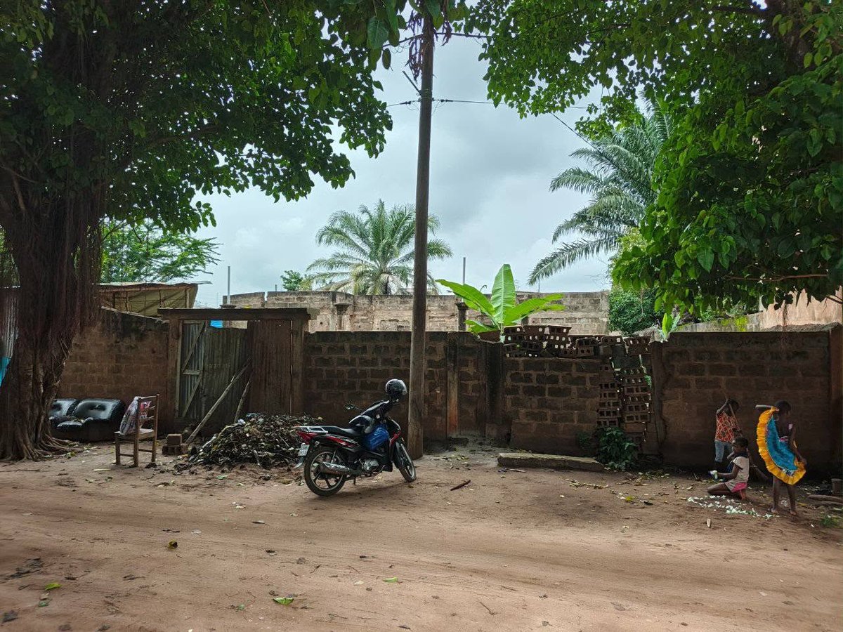 Maison inachevée de 4 pièces avec permis d'habiter et vaste terrain