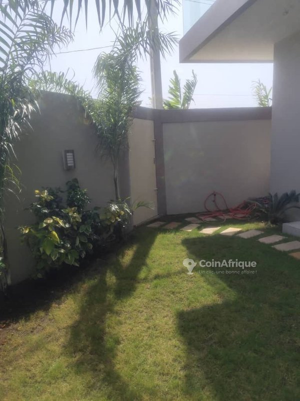 Bureau spacieux de 3 pièces avec piscine et jardin