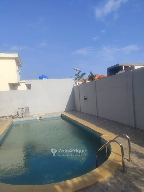 Bureau spacieux de 3 pièces avec piscine et jardin