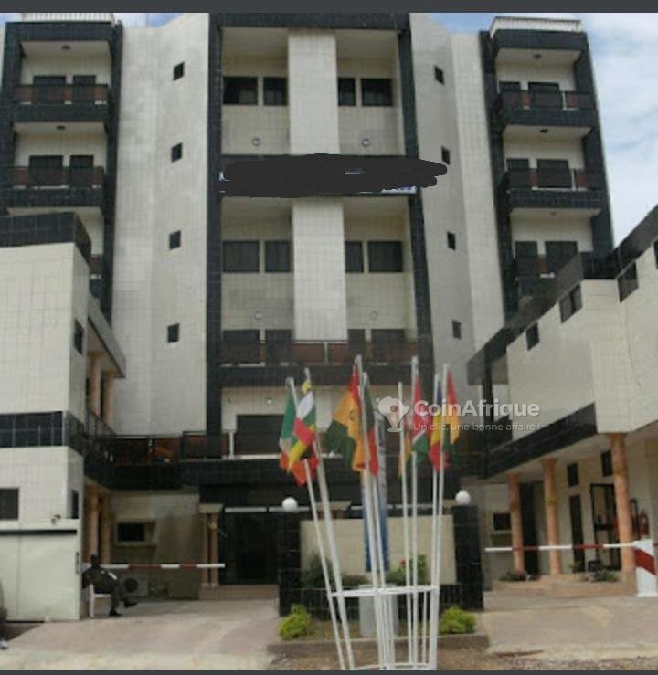 Immeuble de prestige avec 80 chambres, piscine et infrastructures haut de gamme