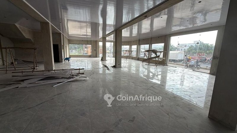 Local commercial vitré de 2 pièces en bordure de route - Idéal pour commerce ou salle de sport