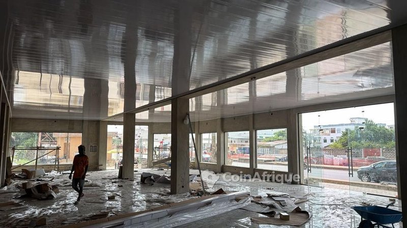 Local commercial vitré de 2 pièces en bordure de route - Idéal pour commerce ou salle de sport