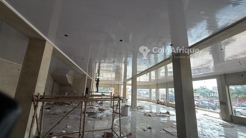 Local commercial vitré de 2 pièces en bordure de route - Idéal pour commerce ou salle de sport