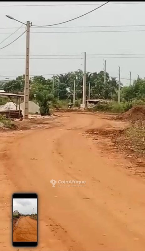 Terrain clôturé avec attestation de recasement et documents certifiés en zone stratégique