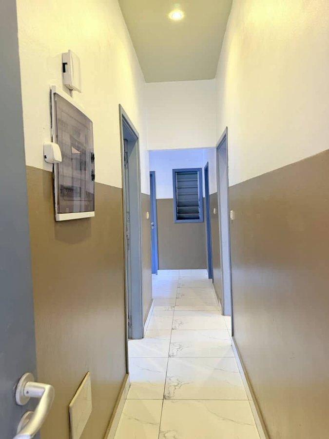 Villa luxueuse de 3 chambres avec cour gazonnée et garage spacieux