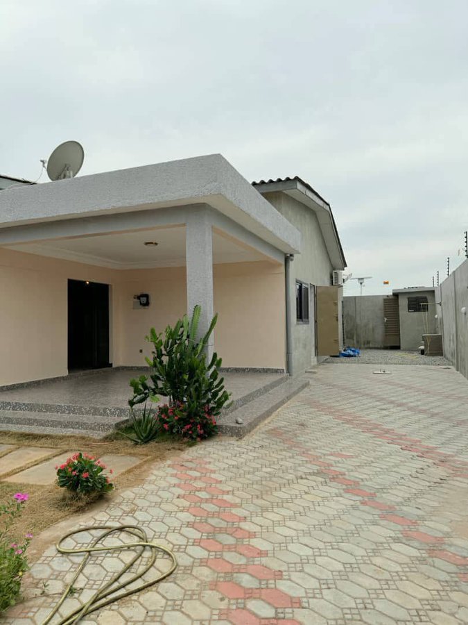 Villa luxueuse de 3 chambres avec cour gazonnée et garage spacieux