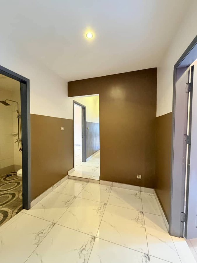 Villa luxueuse de 3 chambres avec cour gazonnée et garage spacieux