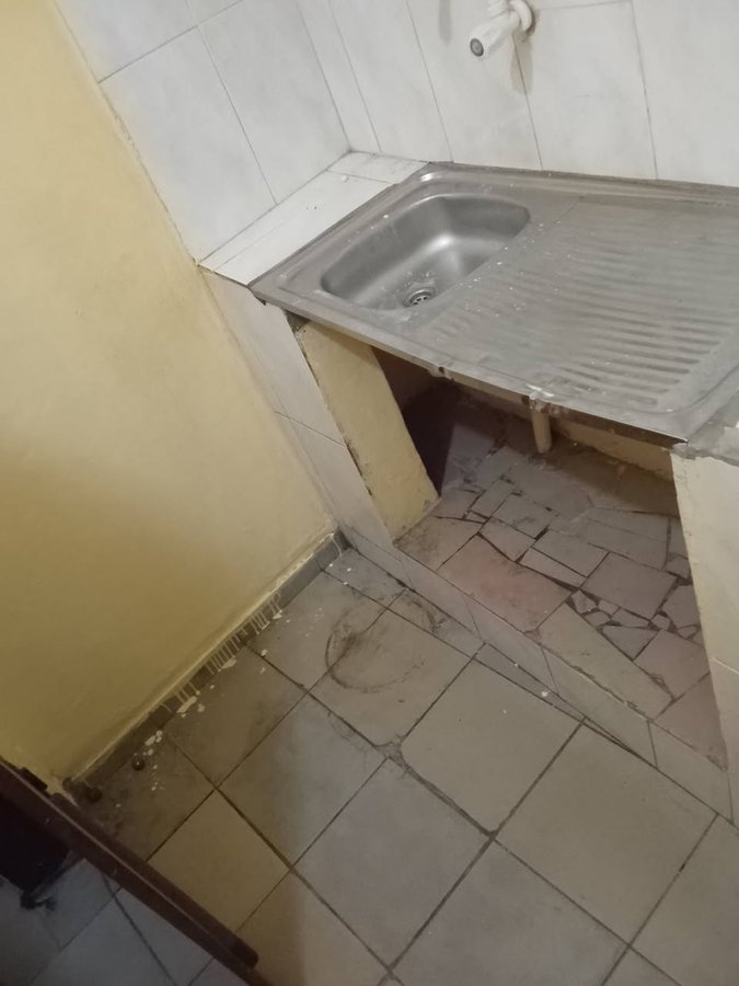 Appartement cosy d'une pièce avec sanitaires dallés et accès véhicules