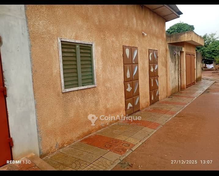 Maison spacieuse de 8 pièces avec véranda, garage et titre foncier personnel