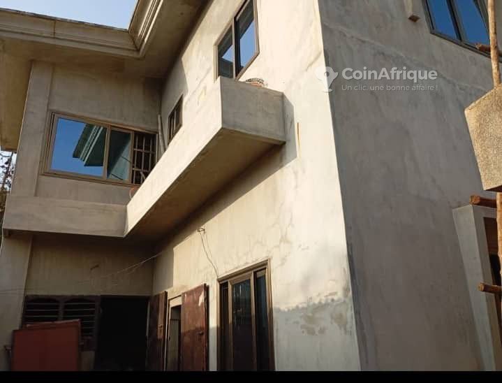 Maison spacieuse de 8 pièces avec véranda, garage et titre foncier personnel