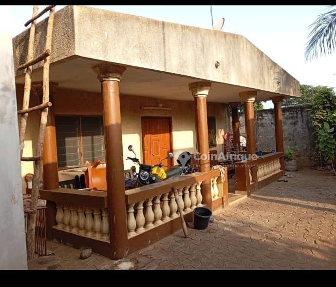 Maison spacieuse de 8 pièces avec véranda, garage et titre foncier personnel