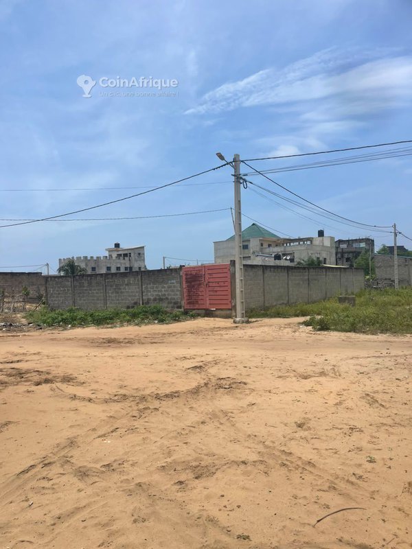 Terrain sécurisé de 330 m² en zone résidentielle avec attestation de récasement en cours