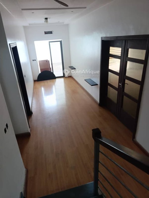 Villa duplex de 6 pièces avec piscine et jardin luxuriant