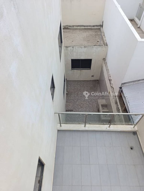 Villa duplex de 6 pièces avec piscine et jardin luxuriant