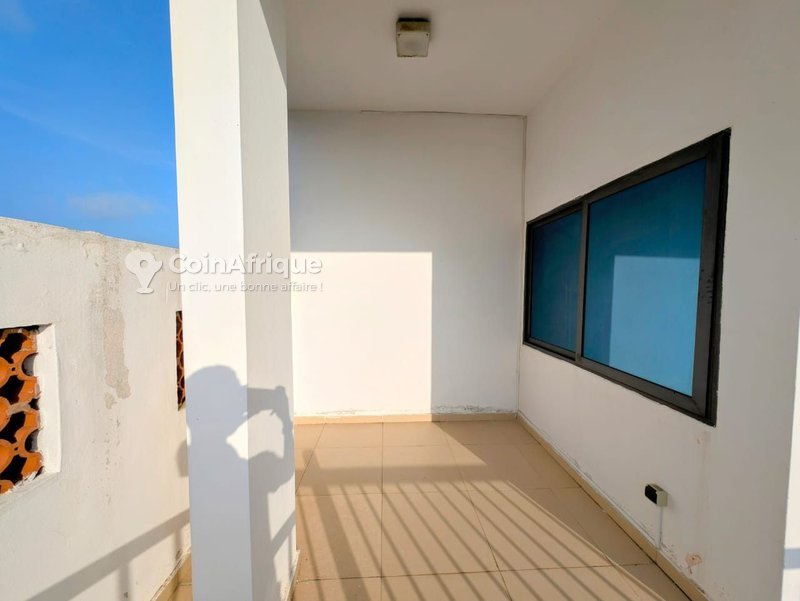 Villa duplex de 6 pièces avec piscine et jardin luxuriant