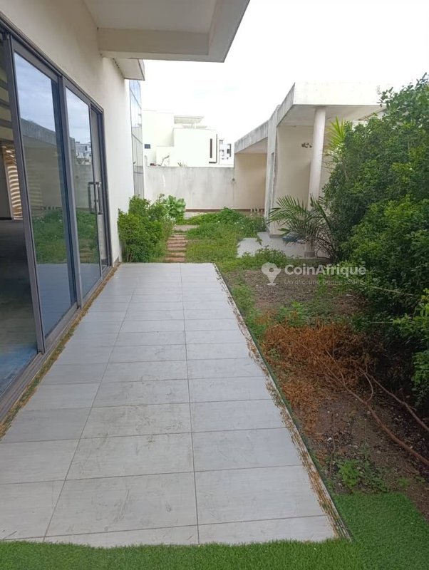 Villa duplex de 6 pièces avec piscine et jardin luxuriant