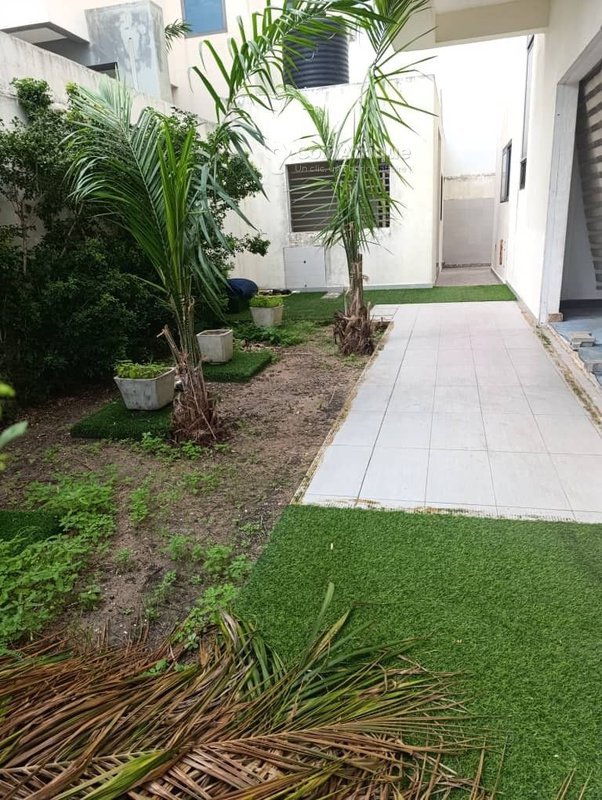 Villa duplex de 6 pièces avec piscine et jardin luxuriant