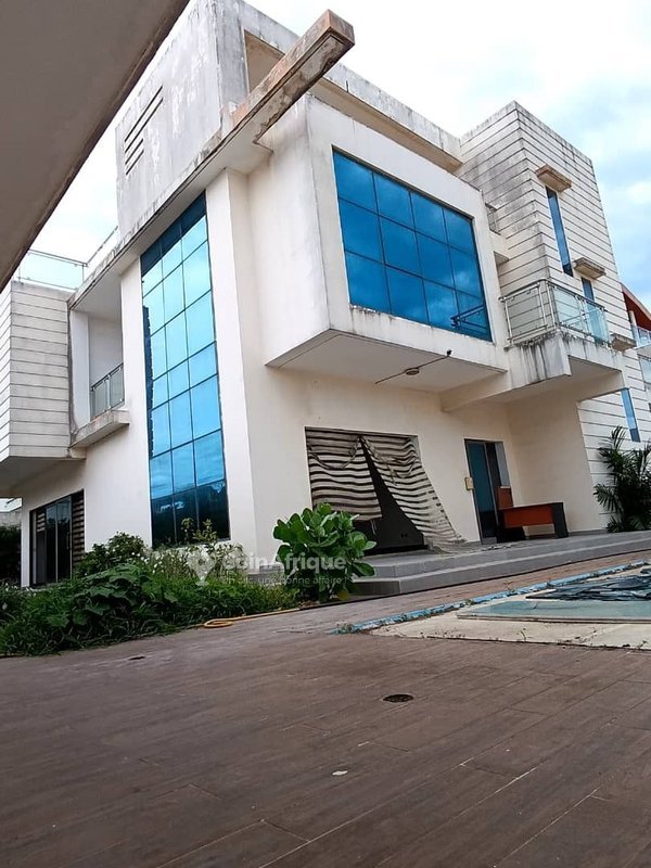 Villa duplex de 6 pièces avec piscine et jardin luxuriant