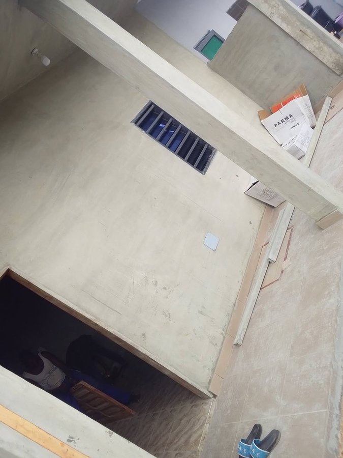 Maison neuve d'un pièce avec terrasse et arrière-cour spacieuse
