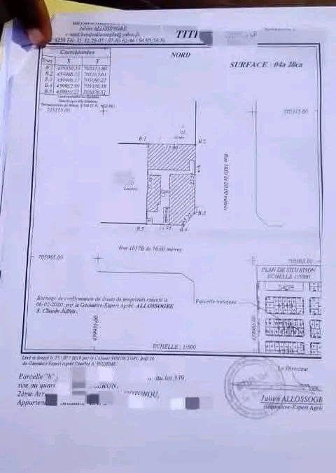 Terrain exceptionnel de 909 m² avec titres fonciers personnels et emplacement stratégique en angle de rue