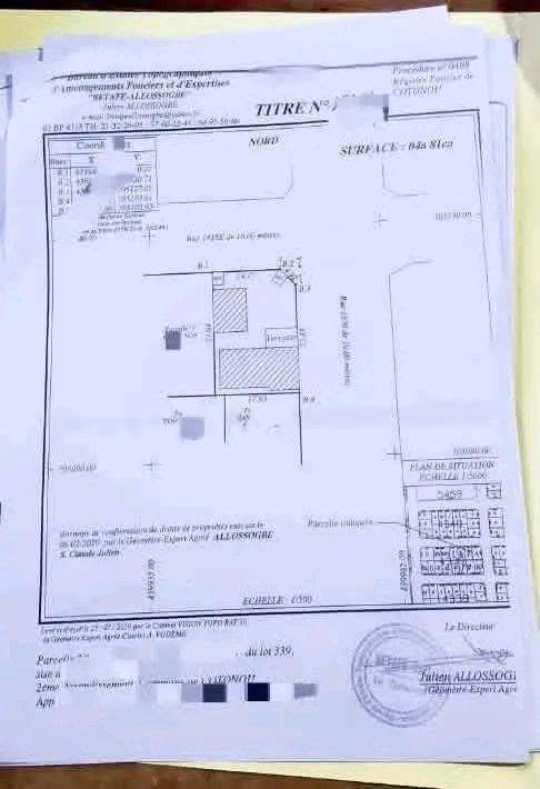 Terrain exceptionnel de 909 m² avec titres fonciers personnels et emplacement stratégique en angle de rue