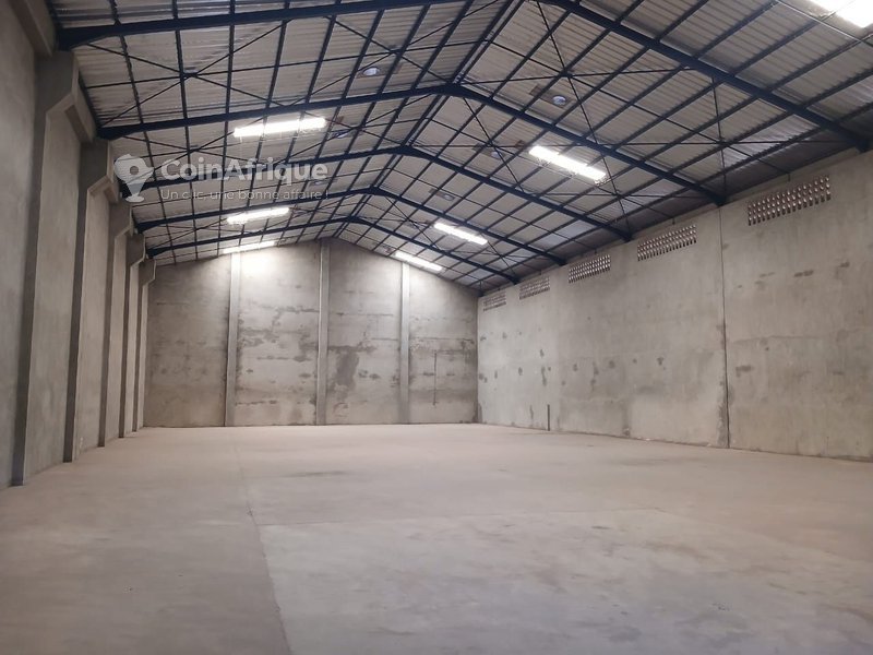 Magasin de 2 pièces avec espace spacieux et emplacement stratégique pour logistique