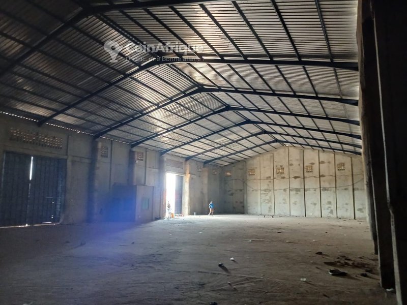 Magasin de 2 pièces avec espace spacieux et emplacement stratégique pour logistique