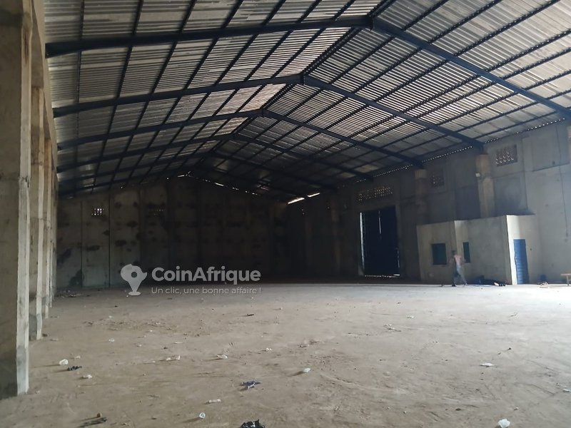 Magasin de 2 pièces avec espace spacieux et emplacement stratégique pour logistique