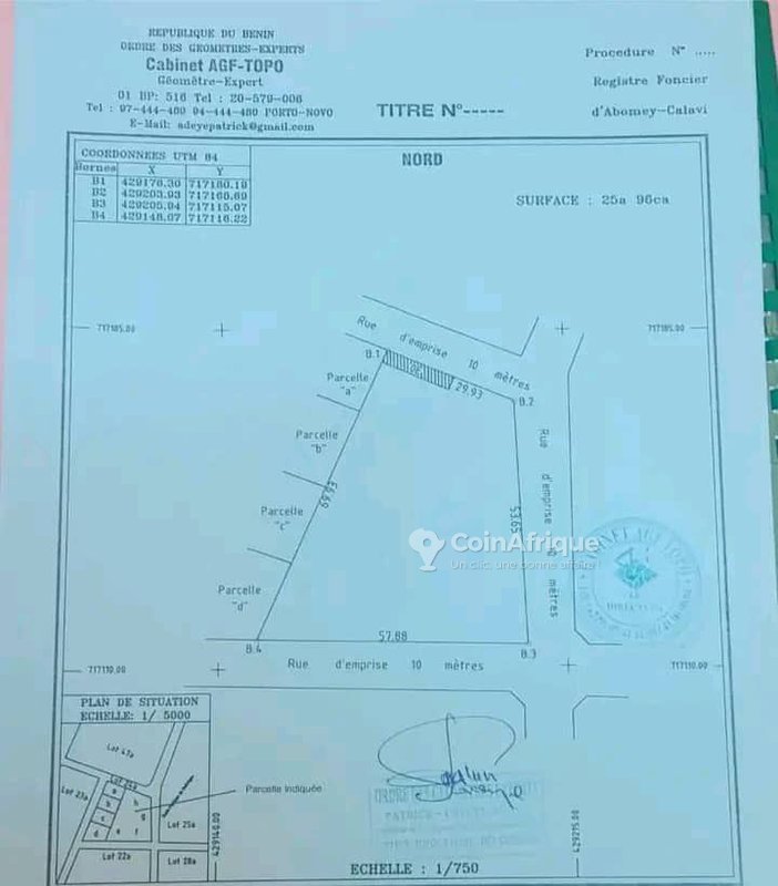 Terrain clôturé de 2596 m² avec titre foncier personnel - Emplacement stratégique en angle de rue