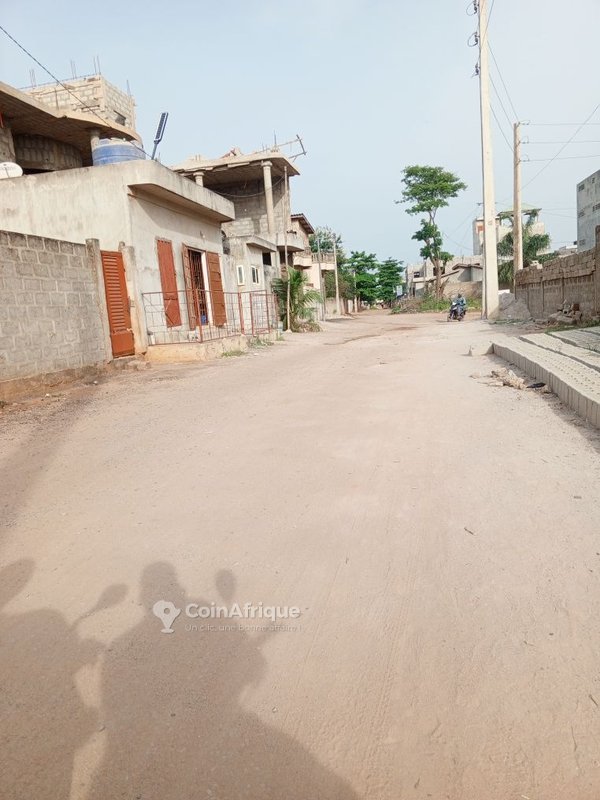 Terrain clôturé de 357 m² en pleine ville avec titre foncier