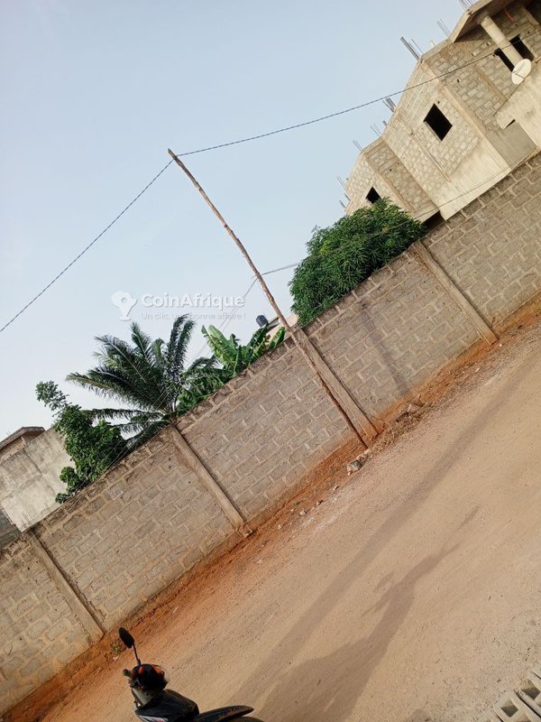 Terrain clôturé de 357 m² en pleine ville avec titre foncier