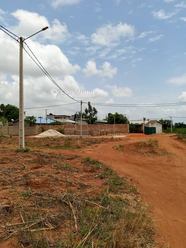 Terrain de 1400 m² avec titre foncier sécurisé et localisation stratégique