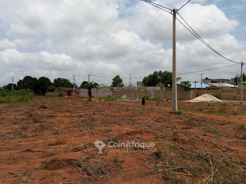 Terrain de 1400 m² avec titre foncier sécurisé et localisation stratégique