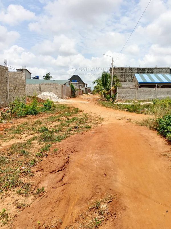 Terrain de 1400 m² avec titre foncier sécurisé et localisation stratégique