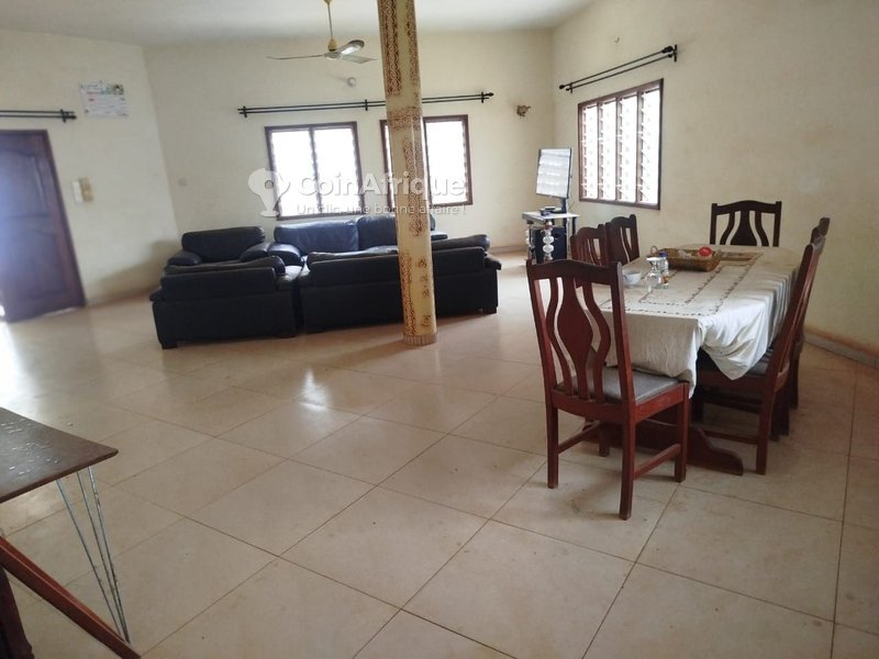 Villa luxueuse de 4 chambres avec garage spacieux et équipements haut de gamme