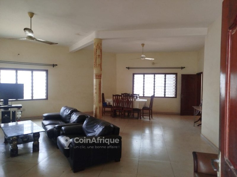 Villa luxueuse de 4 chambres avec garage spacieux et équipements haut de gamme