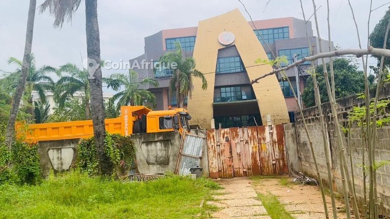 Terrain stratégique de 774 m² avec titre foncier en zone résidentielle privilégiée