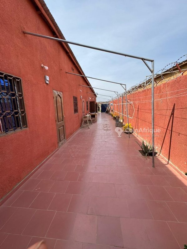 Immeuble locatif de 12 dépendances avec titre foncier et fort potentiel de développement