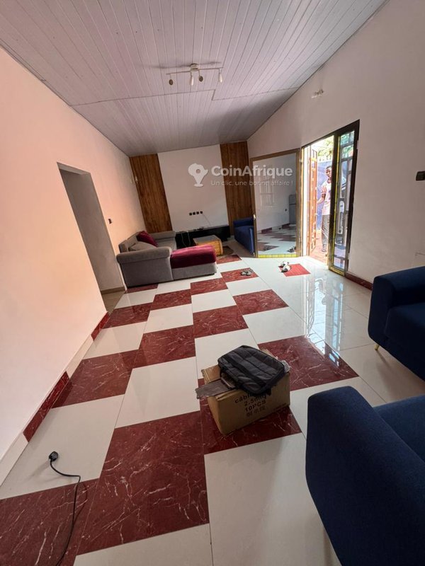 Immeuble locatif de 12 dépendances avec titre foncier et fort potentiel de développement