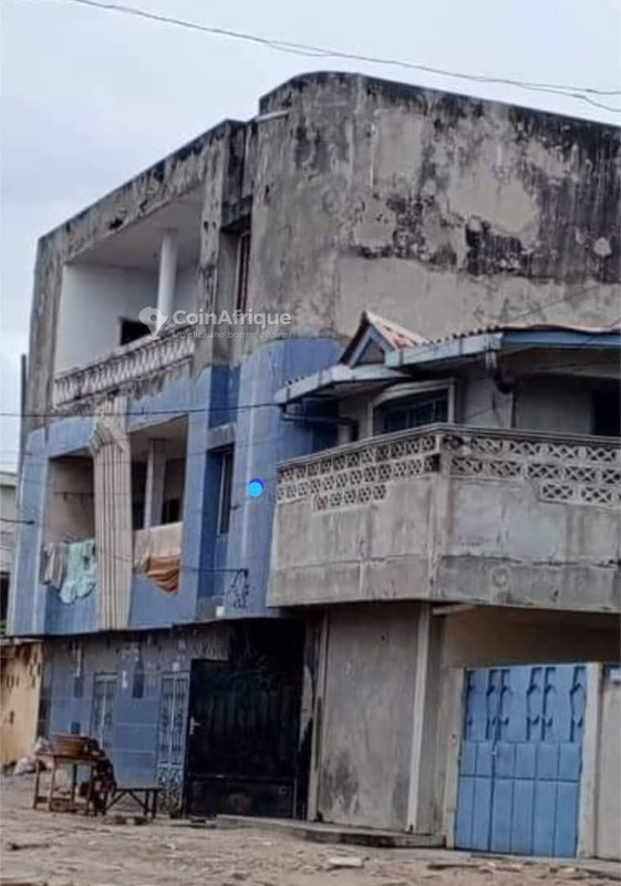 Immeuble locatif R+2 avec 25 pièces et papiers administratifs à jour