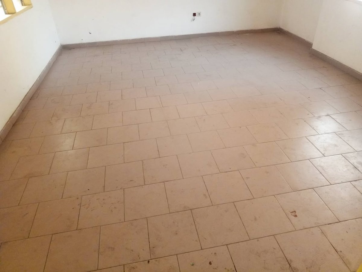 Immeuble de 4 pièces avec balcons, sanitaires privés et espaces bien aérés