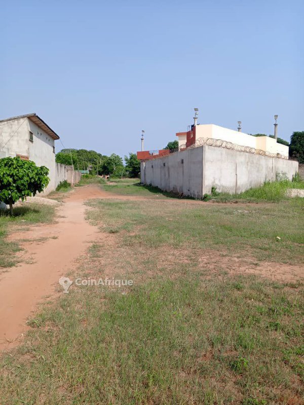 Terrain exceptionnel de 2000 m² avec titre foncier global et accès à deux voies stratégiques