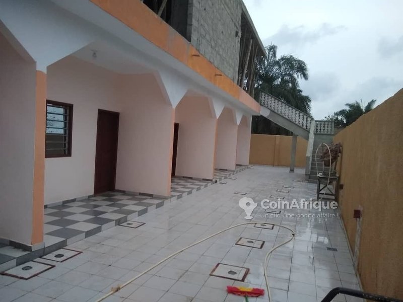 Maison locative R+1 de 7 pièces avec titre foncier personnel et construction récente