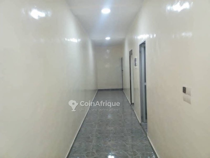 Maison locative R+1 de 7 pièces avec titre foncier personnel et construction récente
