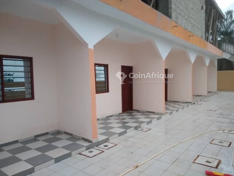 Maison locative R+1 de 7 pièces avec titre foncier personnel et construction récente