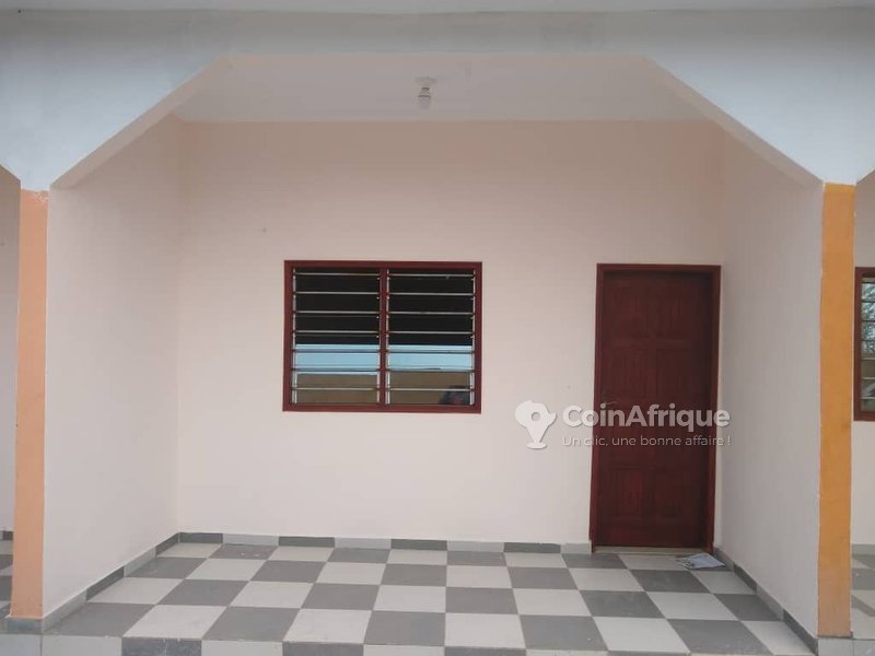 Maison locative R+1 de 7 pièces avec titre foncier personnel et construction récente